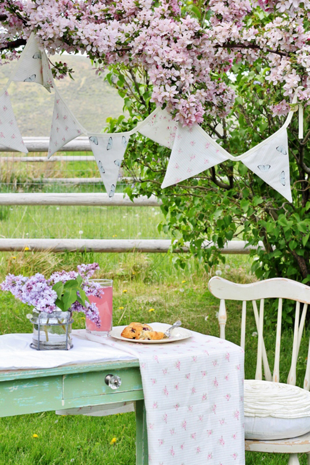 spring time bunting